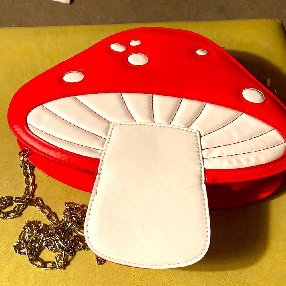 Mushroom purse with zipper closure and chain shoulder bag Red and white flap